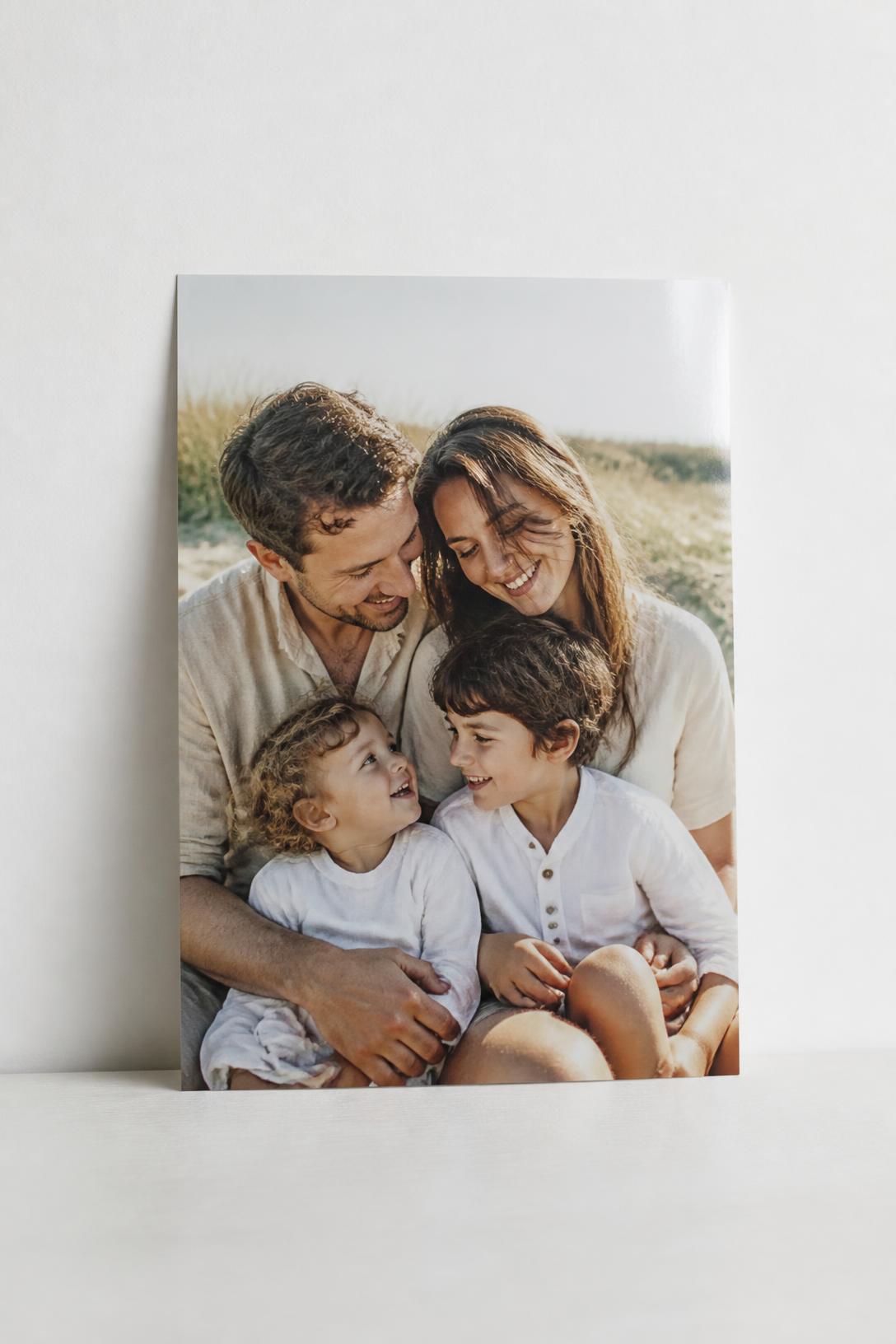 Una familia reunida en una fotografía impresa
